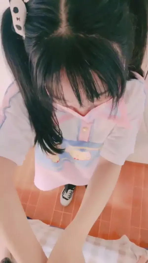 双马尾短裙棉袜顶级卡哇伊萝莉嫩妹 ，掀起裙子露出胖次扭动