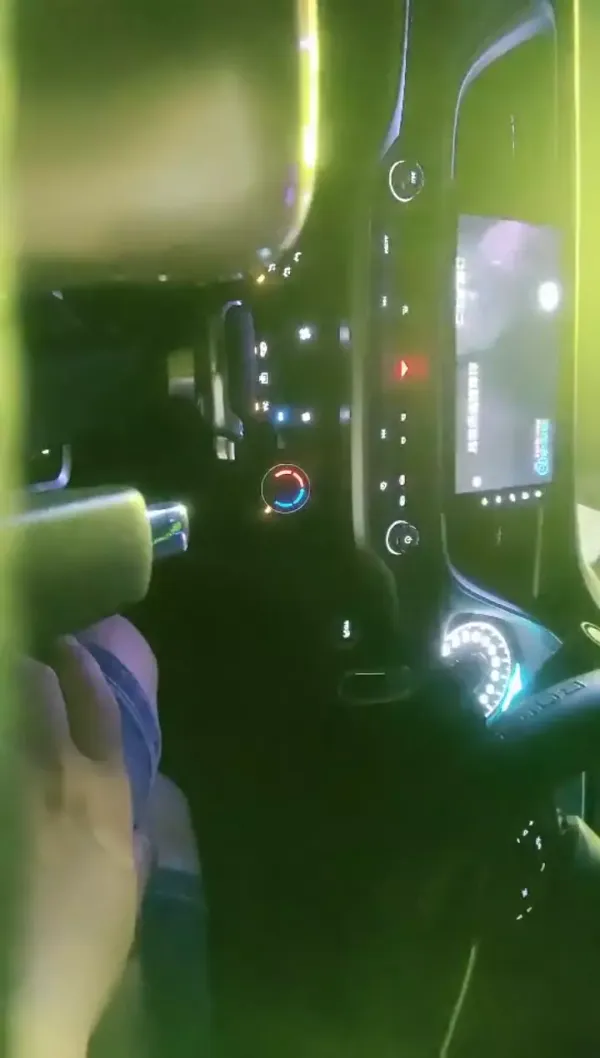 浴会所撩妹4000块再约上次闯红灯那个极品妹子故意撕破套子内射