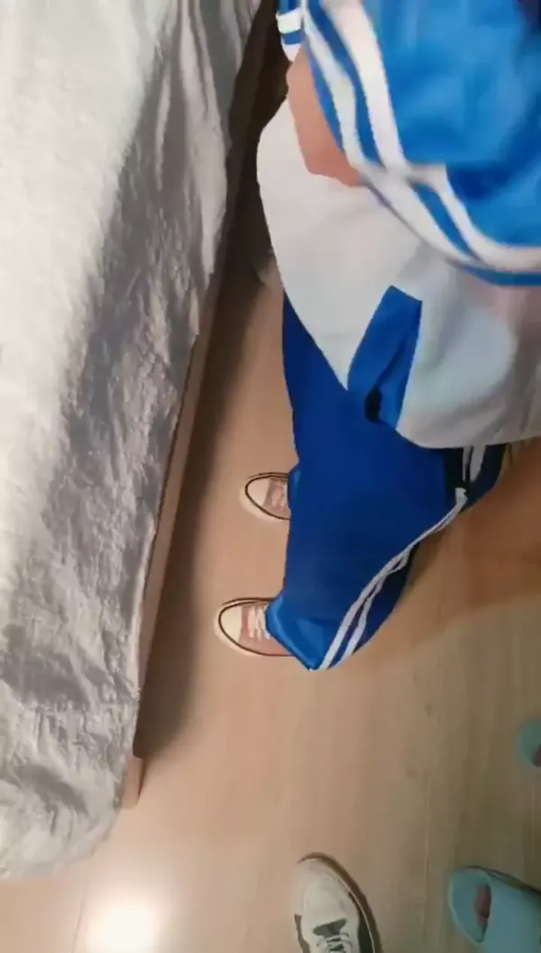 超级稚嫩学生妹拖妈咪找人买初夜，乳房还没有完全发育阴毛稀疏_一个学生妹一个丰满少妇4P快乐无穷