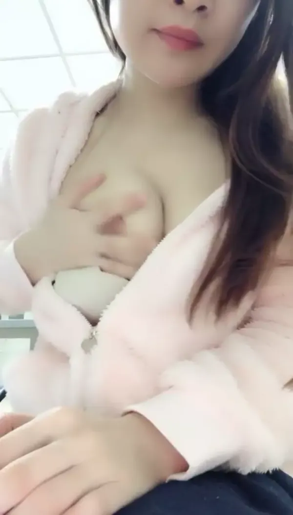 嫩妹主播辦公室秀美鲍_怕危險又去廁所秀噓噓