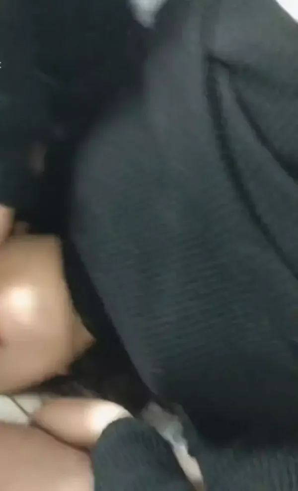 抽插清纯小姐姐的骚嘴，吃手指，阴毛浓密黑亮，‘快舔，吃进去’听话的小母狗！