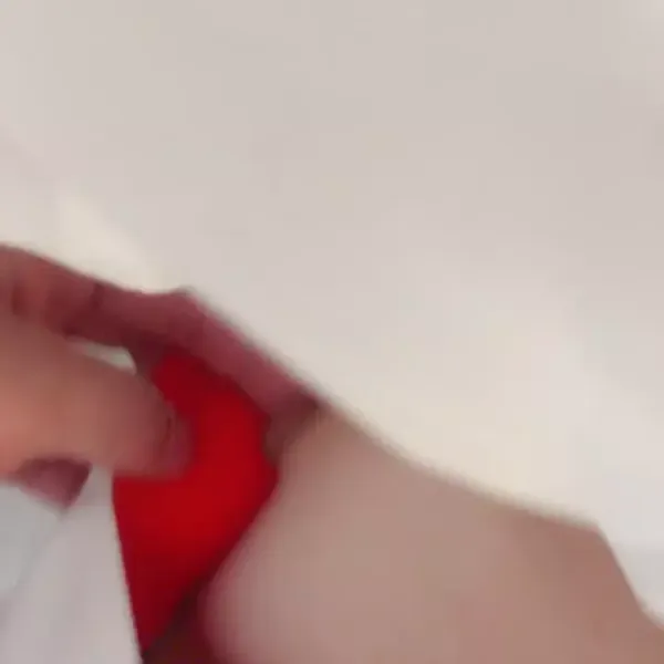 小秘书的露脸福利，出差开一间房共处，害羞的小脸神，伸手进衣服看她乳房乳头，好爽啊！