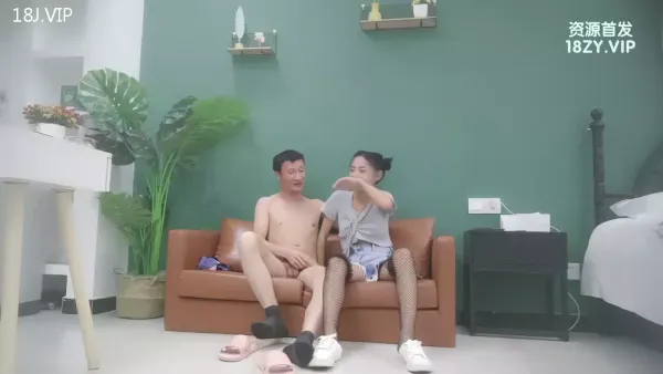 漂亮萝莉 身材娇小很可爱的萌妹子小穴抠的受不了求操 在沙发被忽悠无套输出
