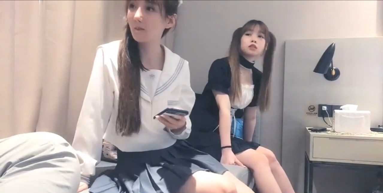 【高端探花】一次约两个，JK跟女仆通通满足我的欲望 打桩机左右开工