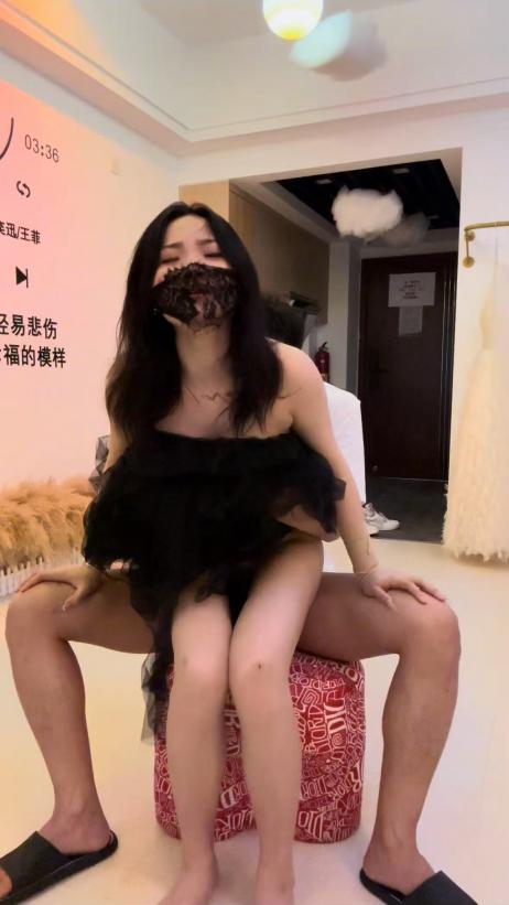 【家庭乱伦】趁哥哥睡着了，我穿上黑色婚纱帮哥哥口鸡巴，骑乘哥哥的鸡巴他绝对会有反应的