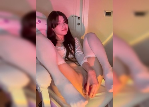 【欧美系列】邻家甜美系小洋妞，贫乳加上小内裤的模样搞自慰真骚，让人欲火焚身