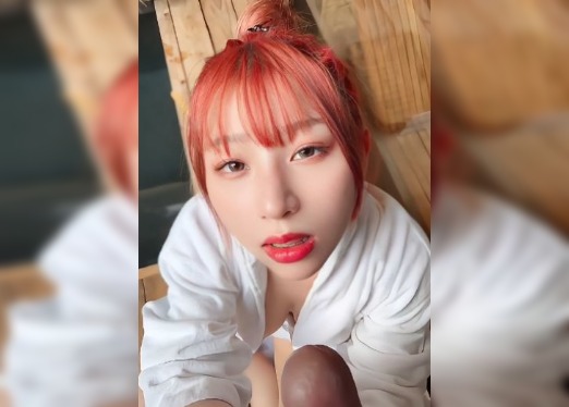 这两颗巨乳完全捏不住啊，这都不敢想乳交得多舒服，看她口交的样子 从未见过这么渴望鸡巴的表情