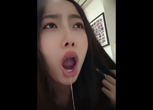 口爆这个骚母狗,被灌一嘴精液全部吐到鸡巴上,只好用鸡巴爆操抽插调教