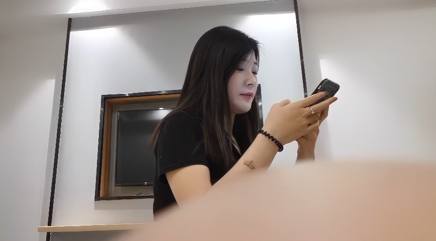 老表探花 健谈的性感巨乳美女，闲聊下就床上开办正事，后入插入骚逼爆草！