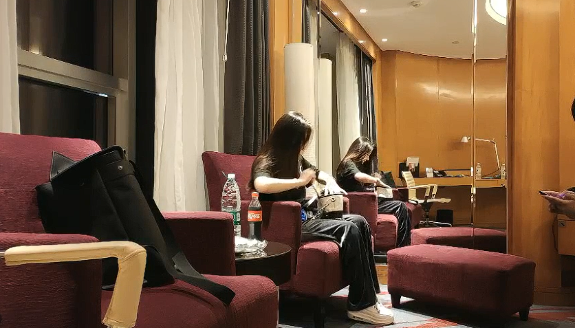 小宝探花 极品颜值甜美外围妹子，舌吻互摸调情迫不及待解开裤子，性感睡衣露出奶子侧入插入，上位骑乘猛操晃动奶子