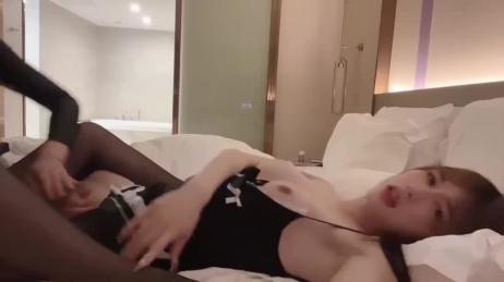TS气质美人 绝美妖妖，两个伪娘间的性爱需求，在气氛的衬托下调情 激情的缠绵在一块