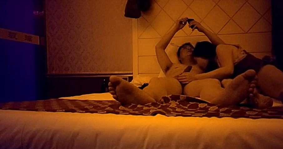 鸭总探花 会所偷拍巨乳淫荡小少妇，雪白美乳分外诱人，口交时表情投入 后入抽插到妹子大声呻吟叫床