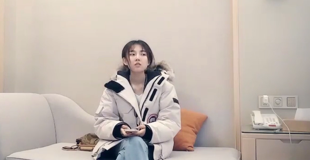 极品探花 约啪靓丽美女模特萌妹，沙发上抠逼调情 帮我口交口硬 压在身下直接猛烈抽插 换着各种姿势爆操冲刺