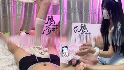 极品甜美花臂小萝莉的极品足交服务,穿着鞋子踩踏鸡巴 边用手跟美脚双重攻击套弄鸡巴直到精液全喷出来榨干